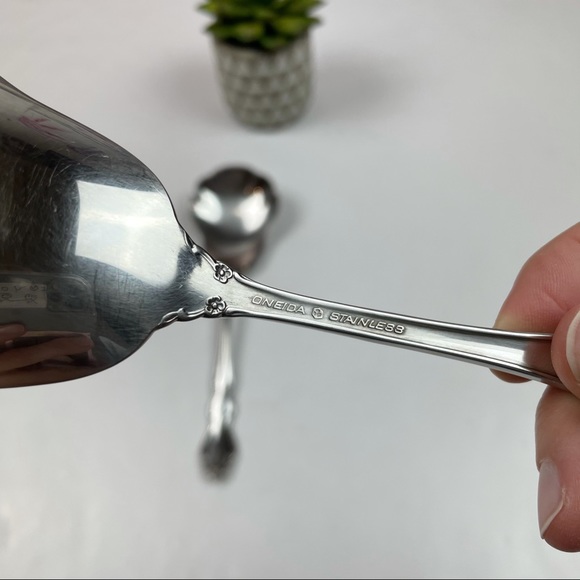 Oneida Stainless Sugar Spoon Cube Set of 2 - Picture 5 of 7